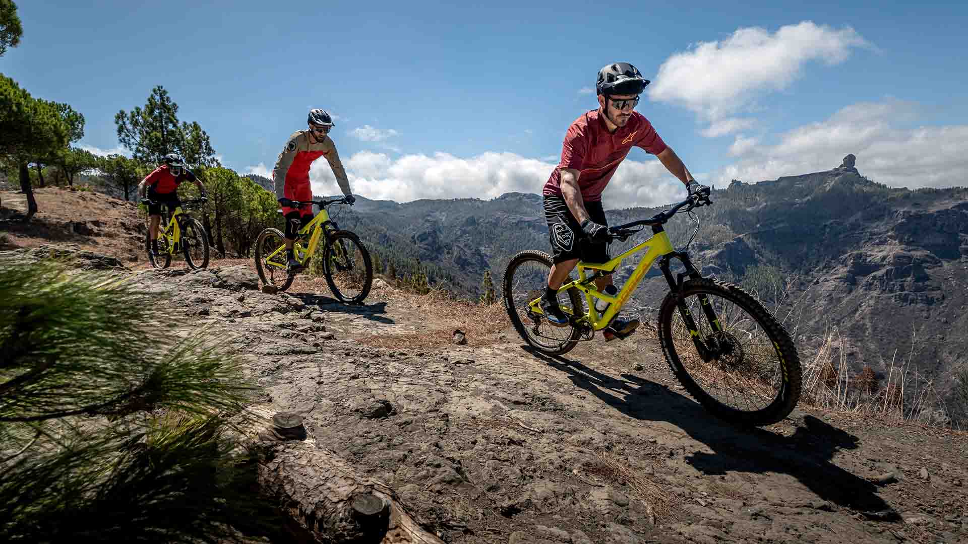 Syklister på Banana Bike-terrengsykler i fjellene på Gran Canaria